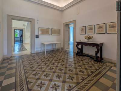 Non ci resta ora che entrare per andare a visitare le numerose stanze, dotate ancora degli originali pavimenti...